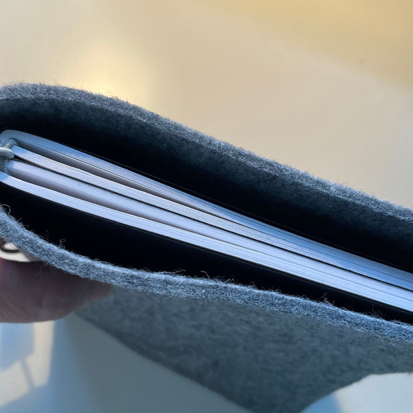 A5 felt wrap silver grey, top view to see the two inserts held by an elastic strap